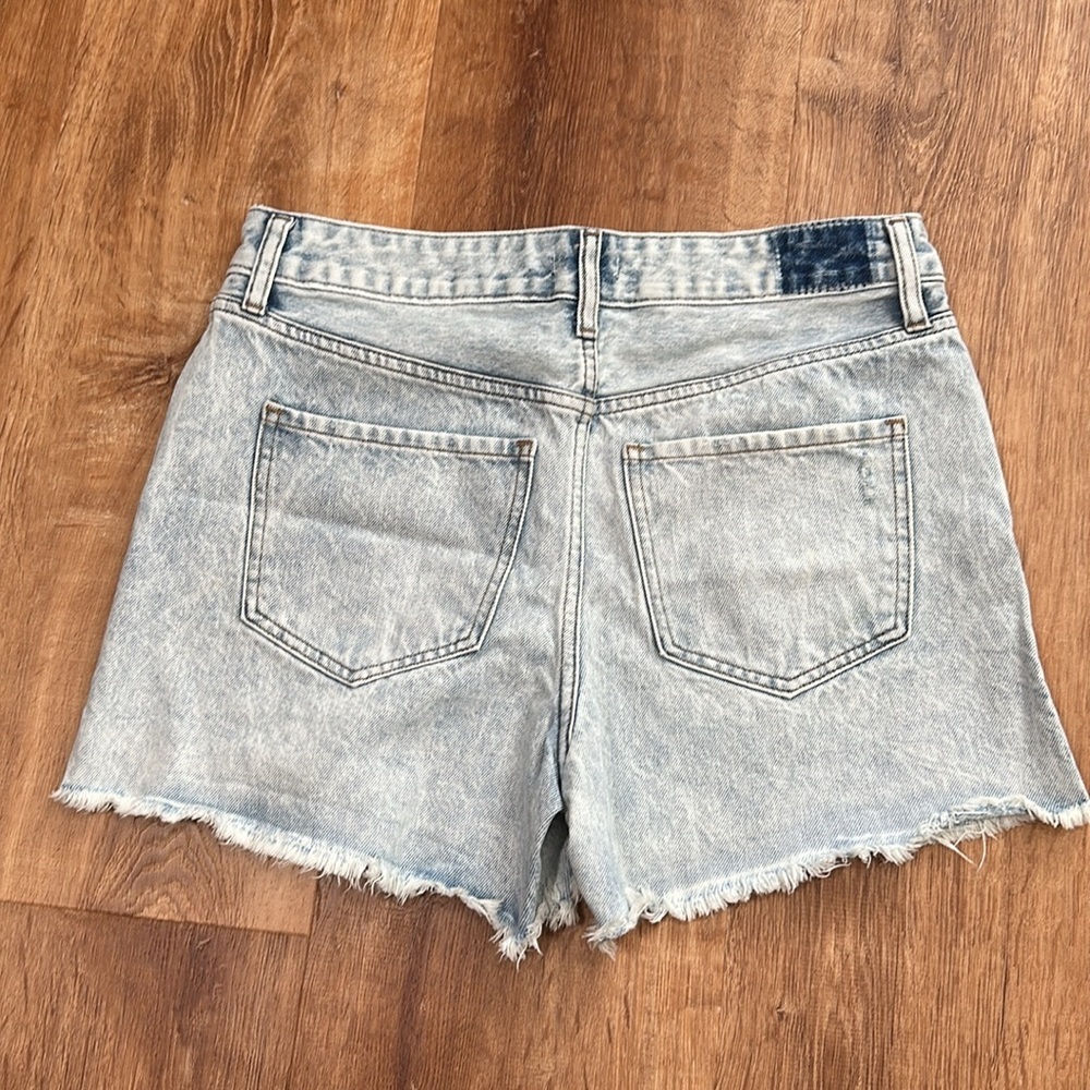 Express Blue Denim Shorts Acid Wash and Distressed size 6R Boyfriend Midi Midris - Picture 3 of 11